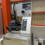 P008898 細穴放電加工機
